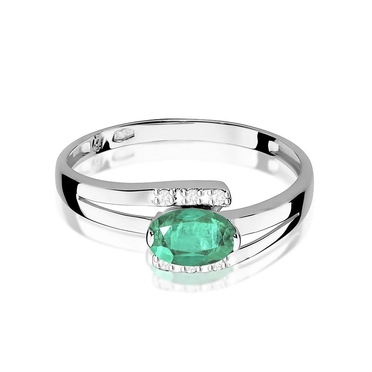 Prsteň z bieleho 14k zlata s oválnym smaragdom 0,40 ct a diamantmi 0,052 ct