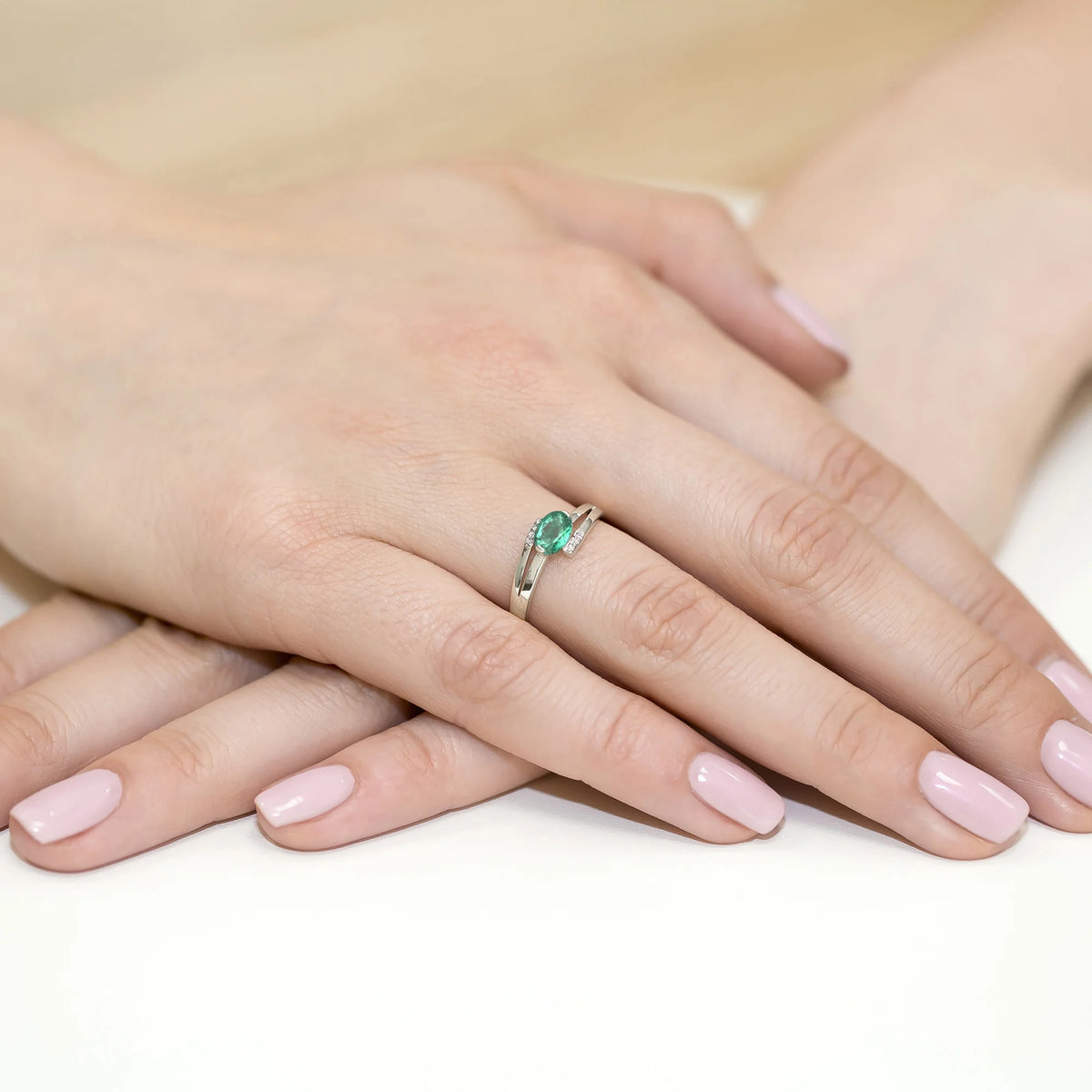 Prsteň z bieleho 14k zlata s oválnym smaragdom 0,40 ct a diamantmi 0,052 ct