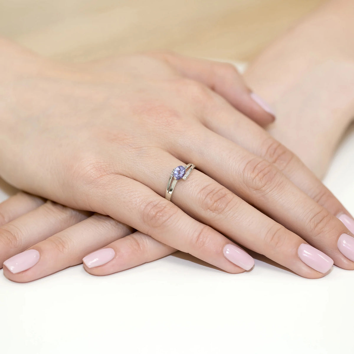Prsteň z bieleho 14k zlata s oválnym tanzanitom 0,40 ct a diamantmi 0,052 ct