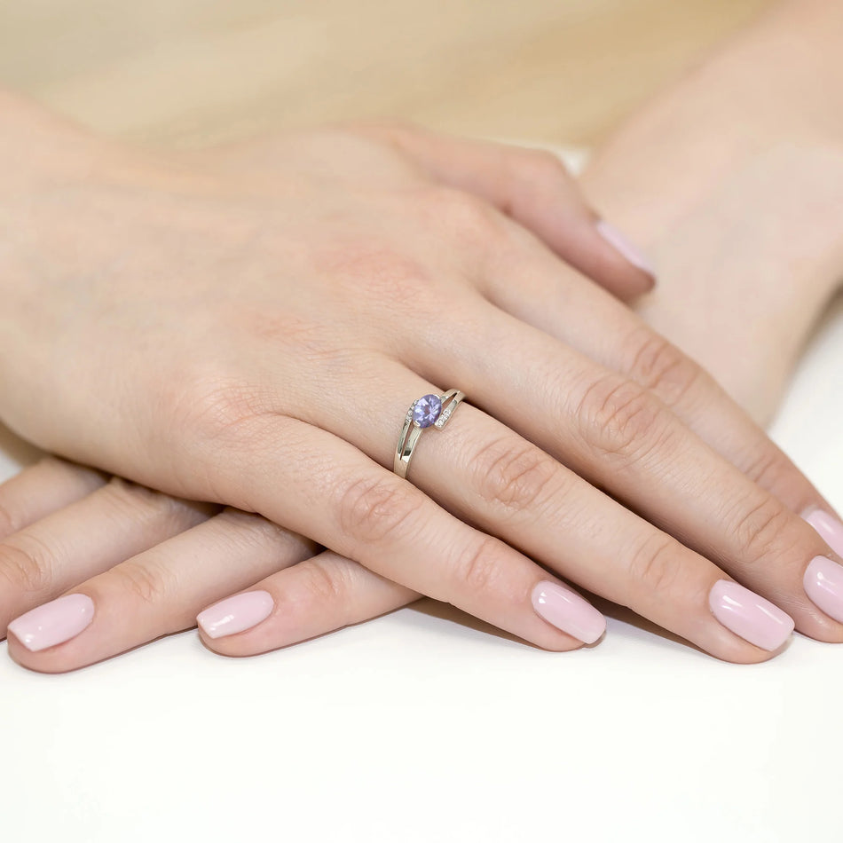 Prsteň z bieleho zlata s 0,40 ct tanzanitom a 0,052 ct diamantmi