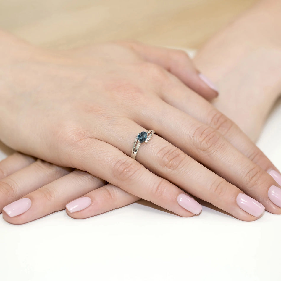 Prsteň z bieleho zlata s 0,50ct topásom London Blue a 0,052ct diamantmi