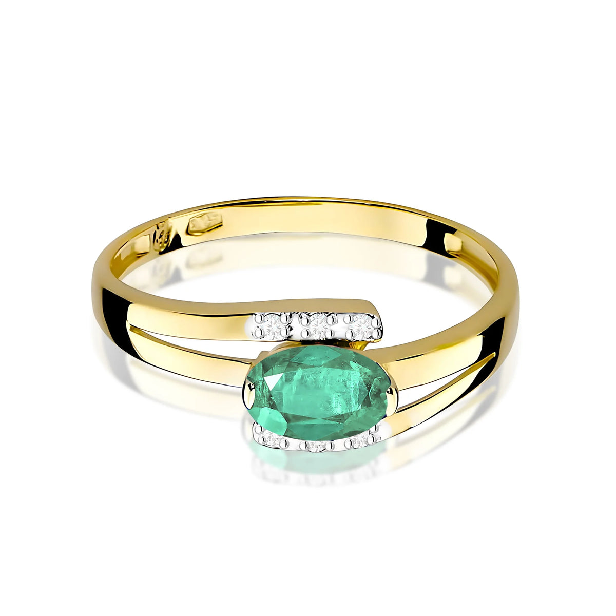Prsteň zo žltého 14k zlata s oválnym smaragdom 0,40 ct a diamantmi 0,052 ct