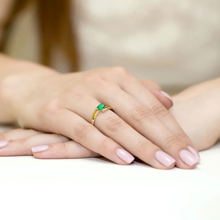 gold-ring-with-0-40ct-emerald-and-0-052ct-diamonds-w0119-emg-01