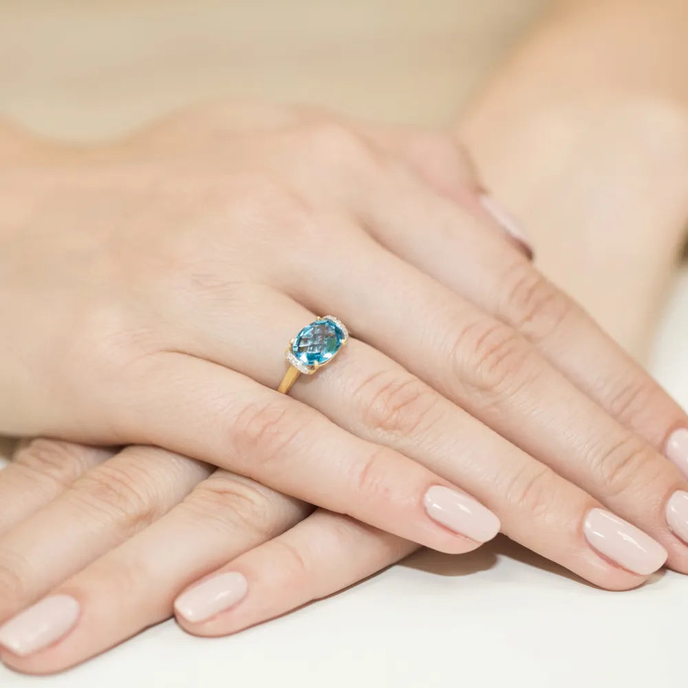 gold-ring-with-1-70ct-topaz-and-0-04ct-diamonds-w0148-tob-01