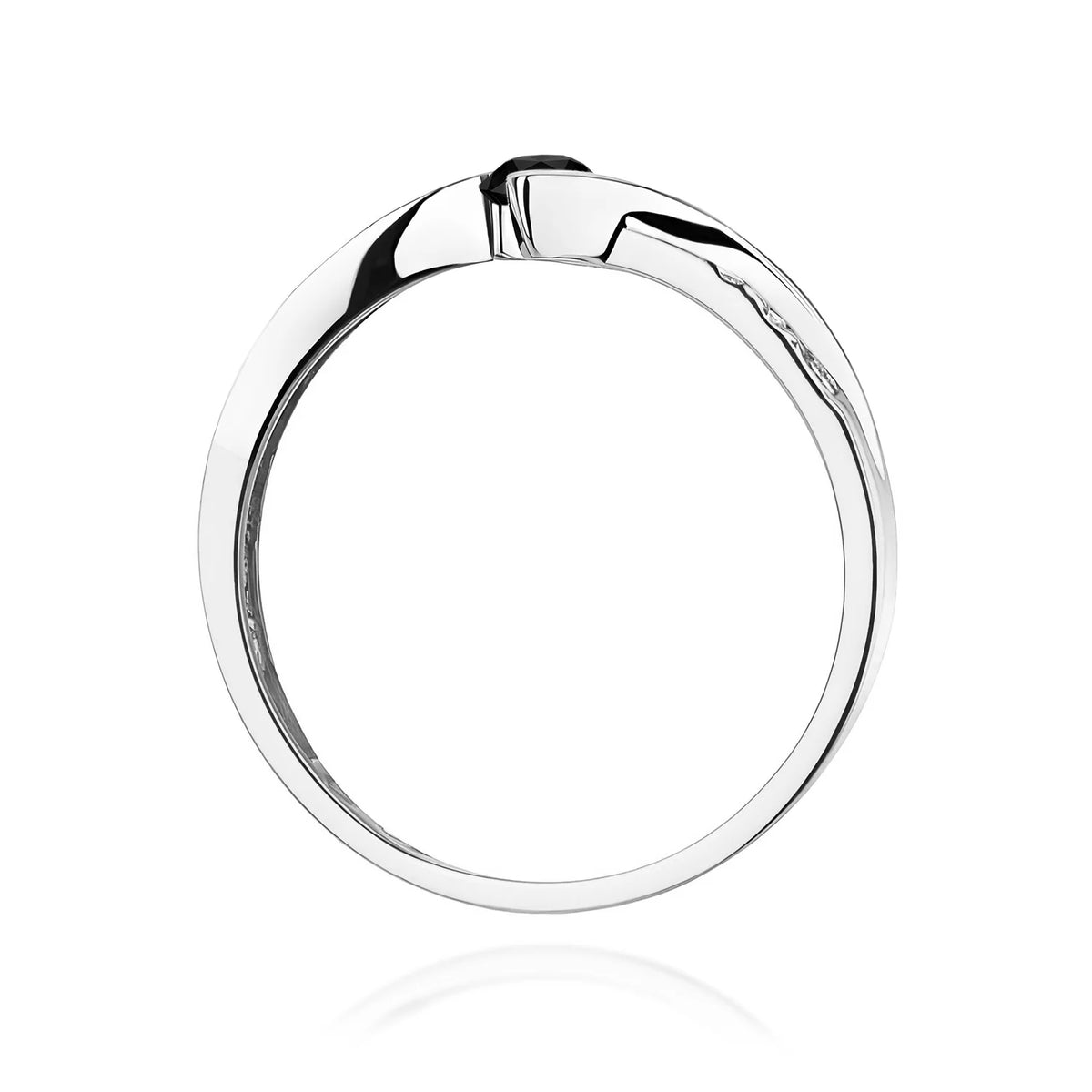 Prsteň s otvorenou obrúčkou z bieleho 14k zlata s čiernym diamantom 0,12 ct a 0,03 ct bielymi diamantmi