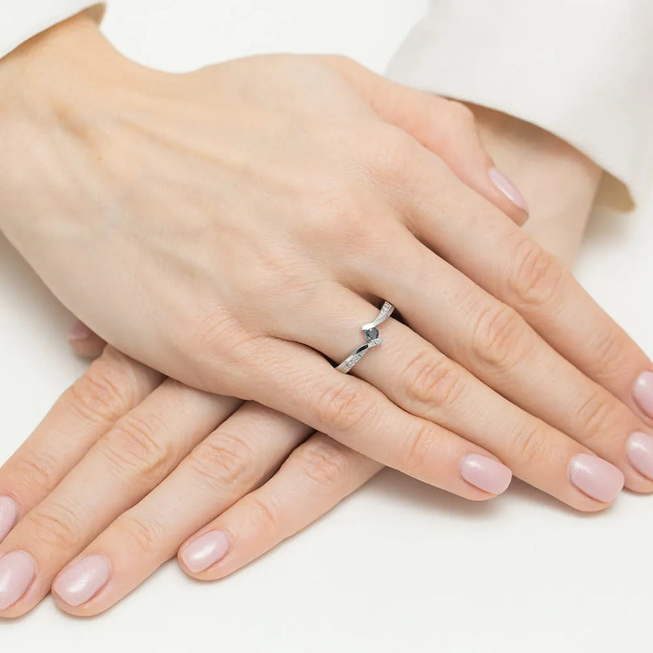 zlatý prsteň s 0,12 ct čiernym diamantom a 0,03 ct diamantmi w0177-dib-01