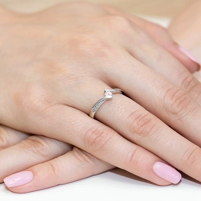 Prsteň z bieleho zlata s diamantmi 0,13 ct a 0,03 ct