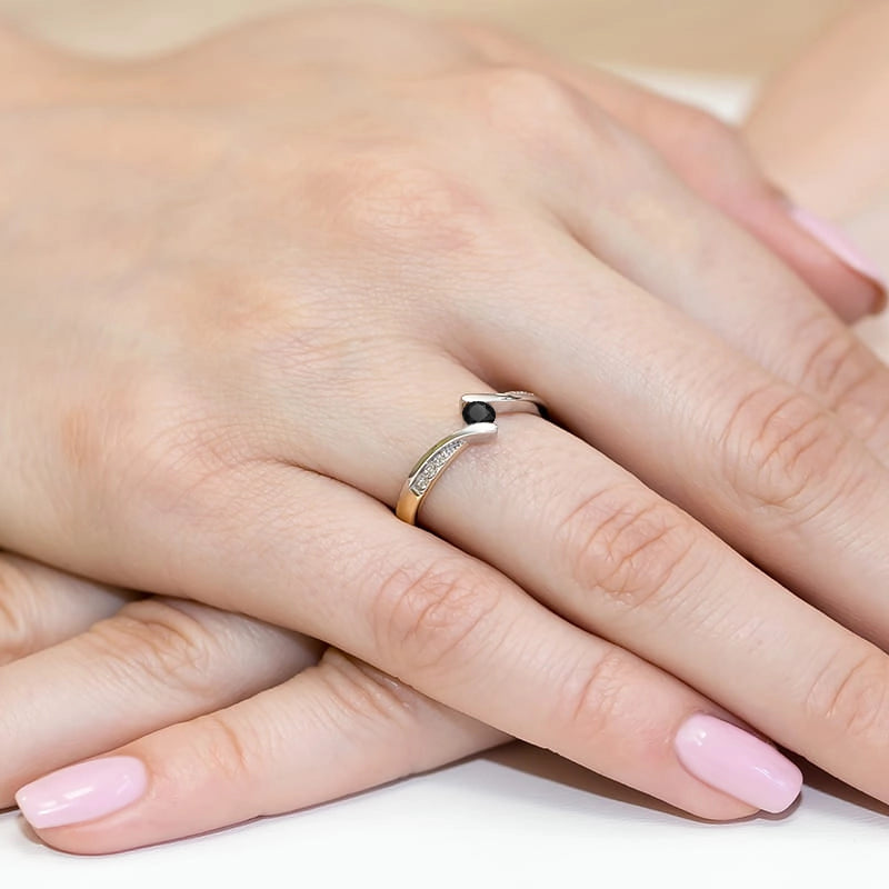 Zlatý prsteň s čiernym diamantom 0,12 ct a diamantmi 0,03 ct