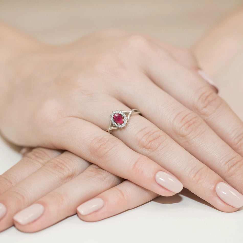 Prsteň z bieleho zlata s 0,60 ct rubínom a 0,12 ct diamantmi