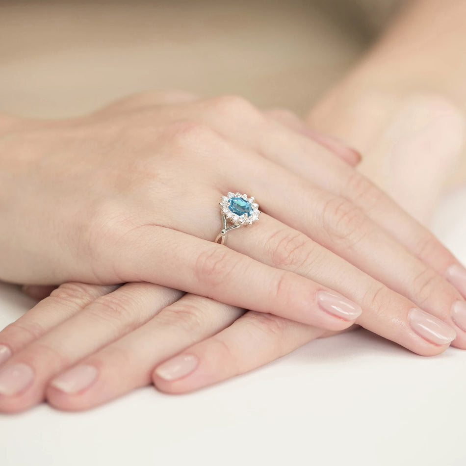 Prsteň z bieleho zlata s 0,90 ct topazom a diamantmi 0,28 ct