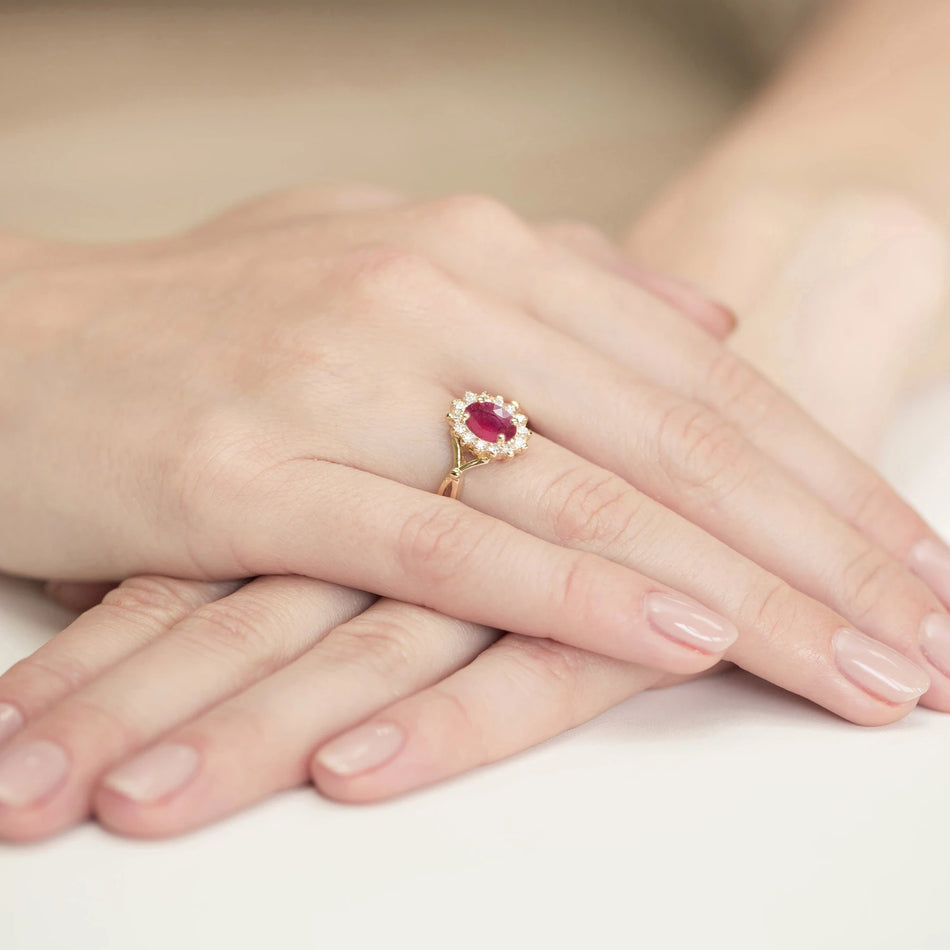 Zlatý prsteň s rubínom 1,00 ct a diamantmi 0,28 ct