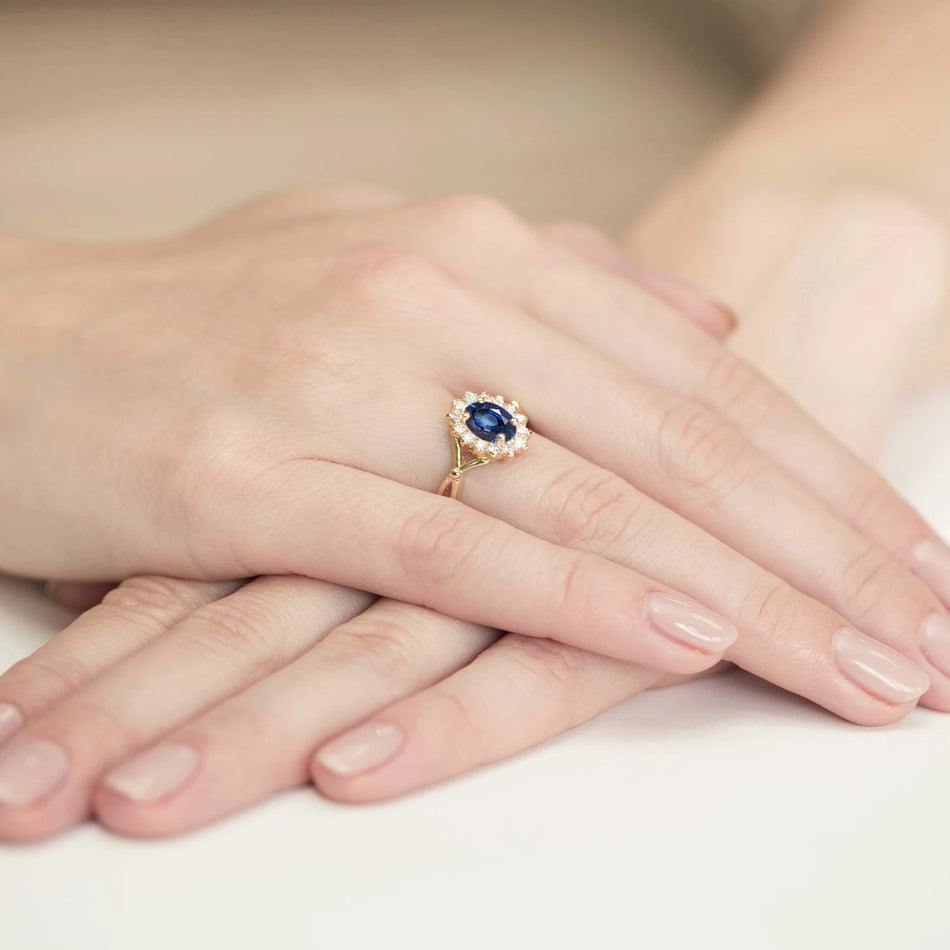 Zlatý prsteň so zafírom 0,90 ct a diamantmi 0,28 ct