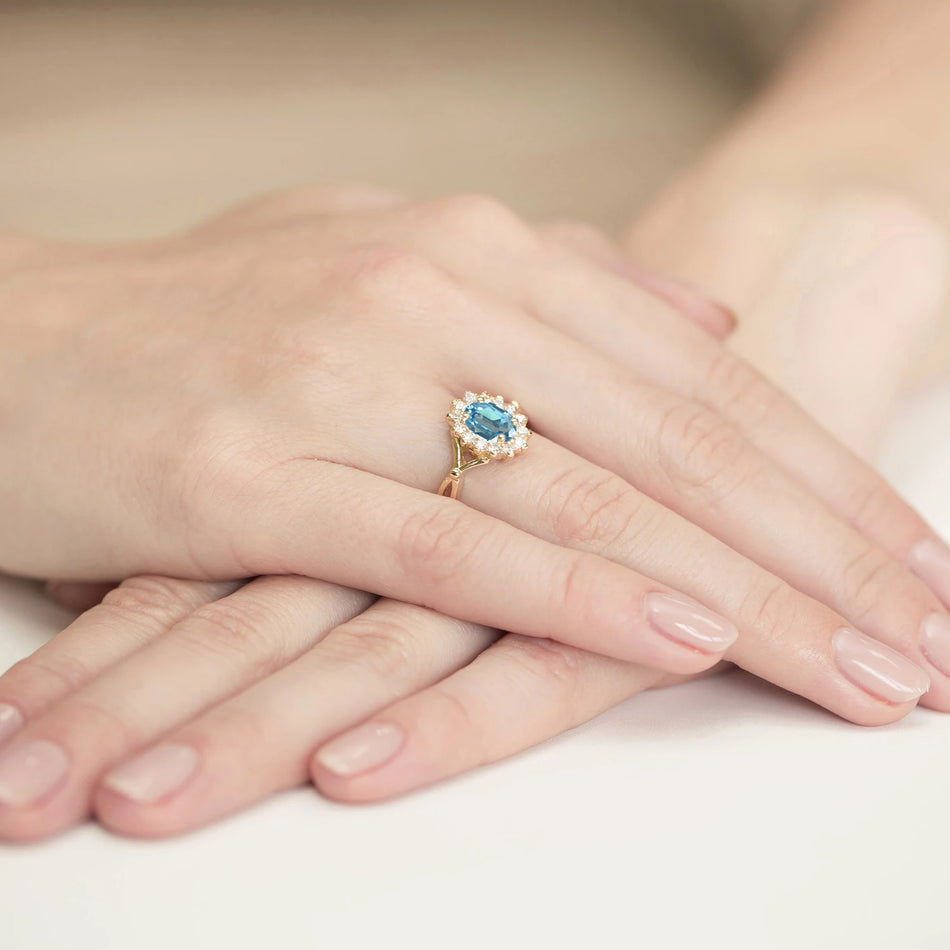 Zlatý prsteň s topásom 0,90 ct a diamantmi 0,28 ct