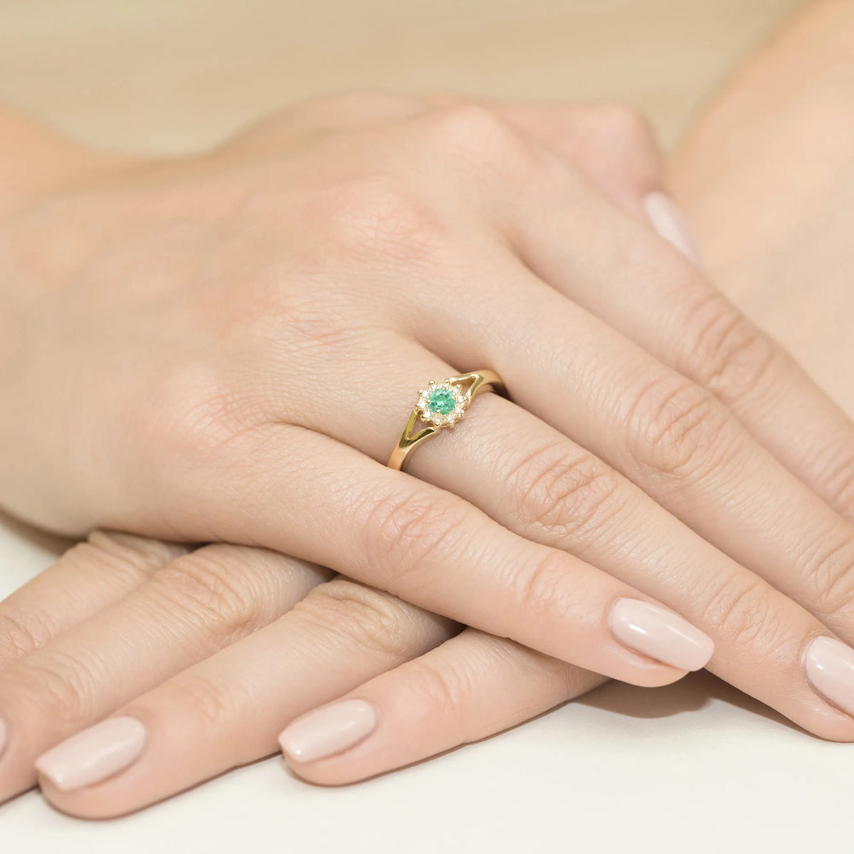 zlatý prsteň s 0,15 ct smaragdom a 0,086 ct diamantmi w0185-emg-01