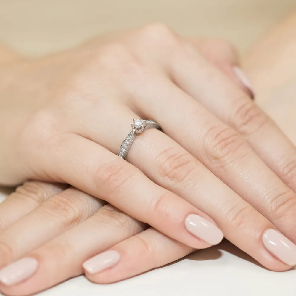 Zásnubný prsteň s diamantmi v 585 bielom zlate