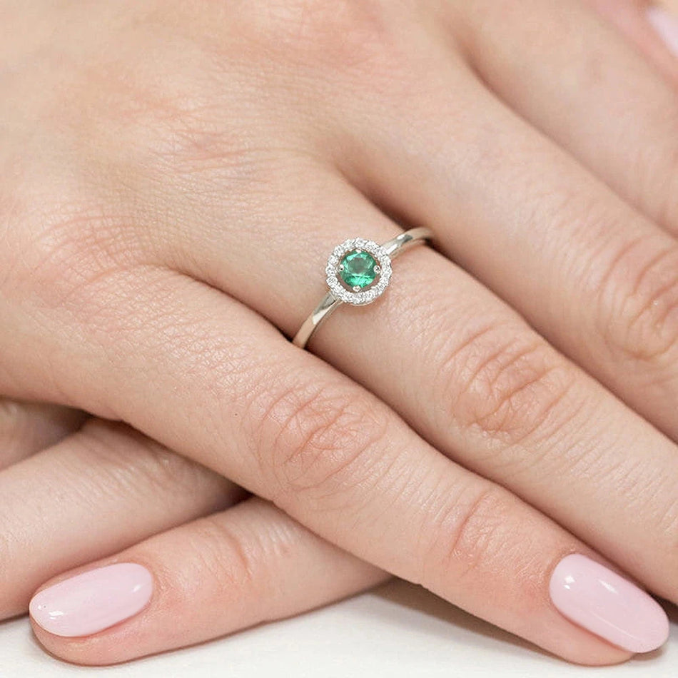 Prsteň z bieleho zlata so smaragdom 0,15 ct a diamantmi 0,08 ct