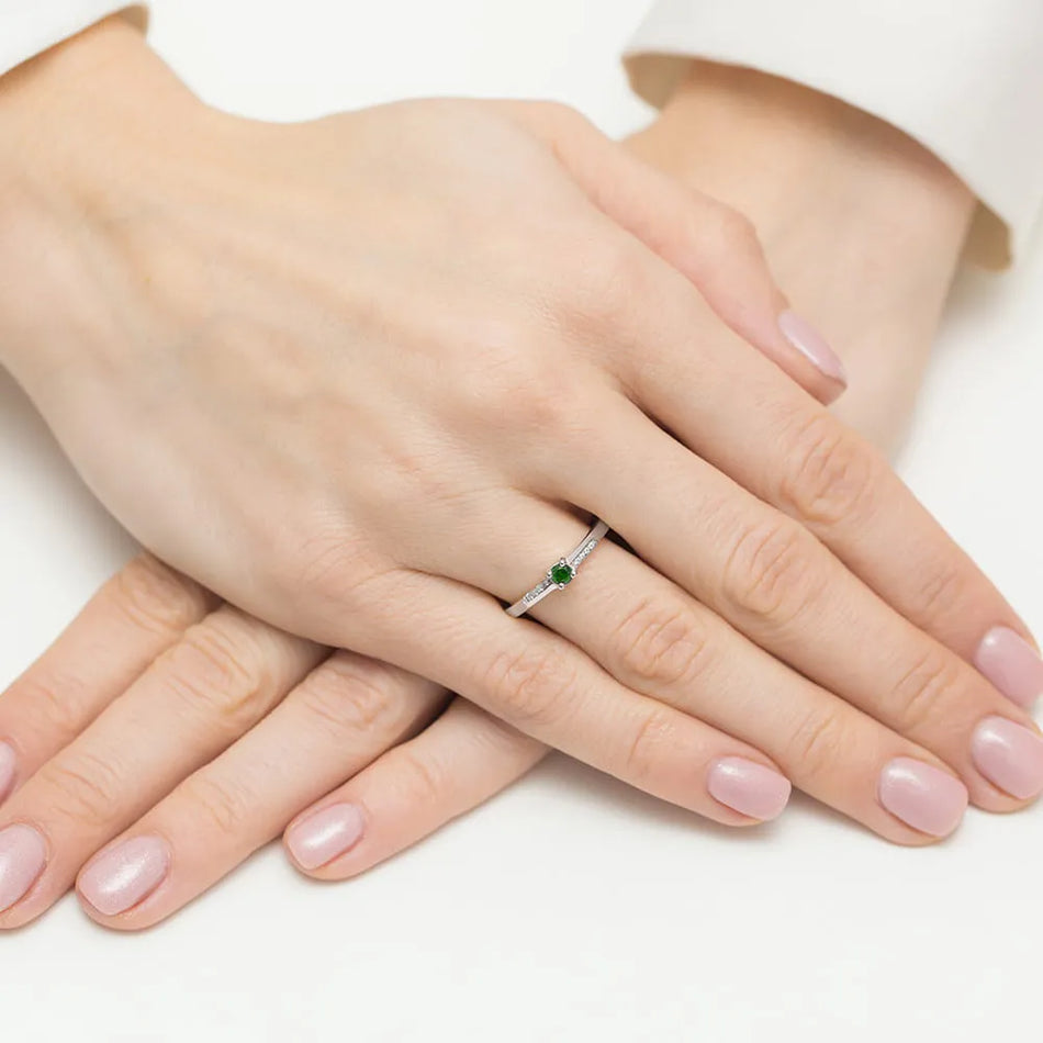 zlatý prsteň s 0,15 ct smaragdom a 0,04 ct diamantmi w0258-emg-01