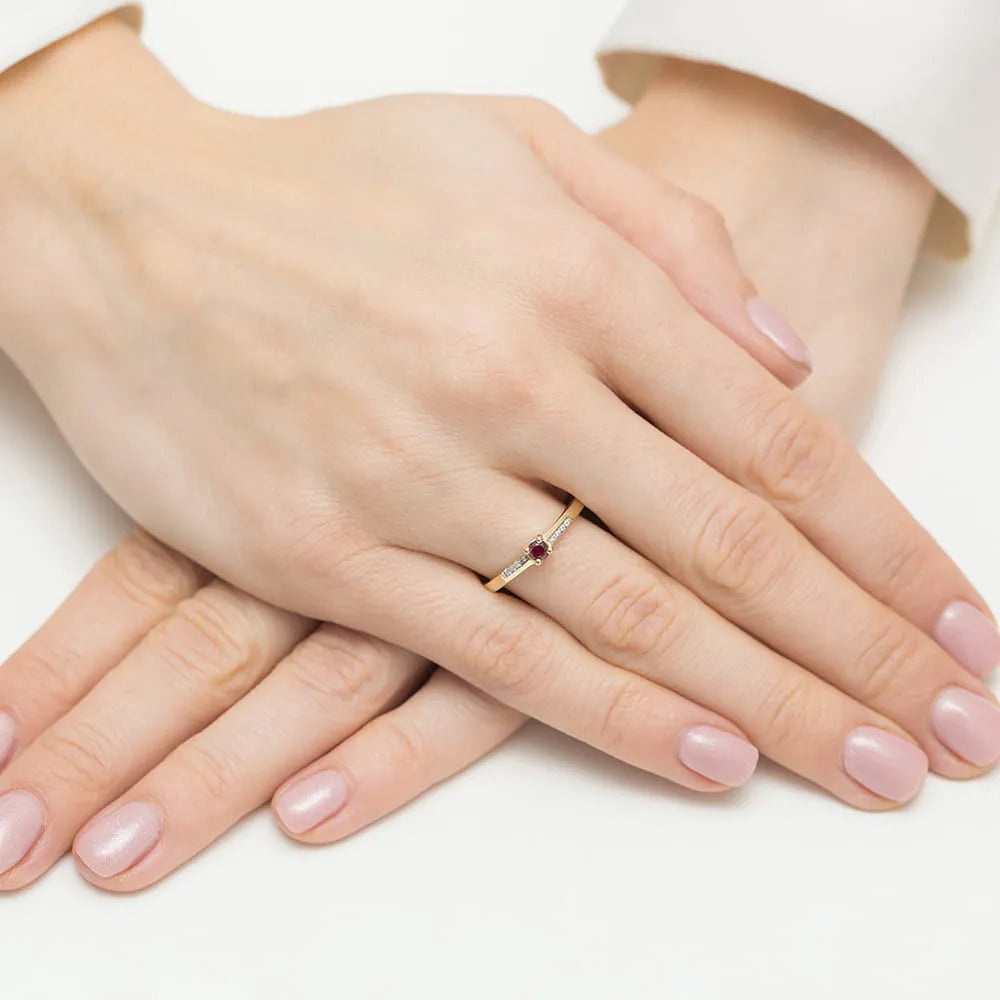 zlatý prsteň s 0,15 ct rubínom a 0,04 ct diamantmi w0258-rur-01