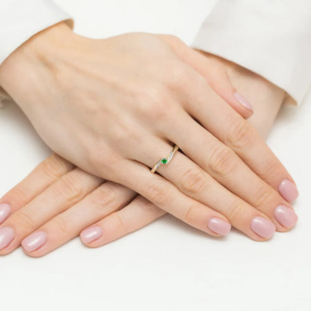 zlatý prsteň s 0,15 ct smaragdom a 0,04 ct diamantmi w0262-emg-01