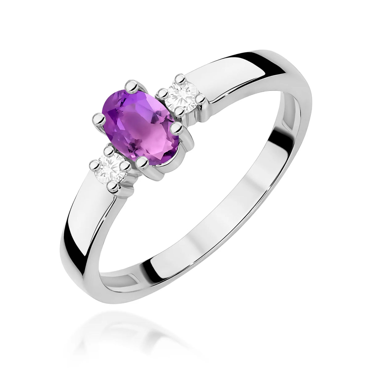 Prsteň s tromi kameňmi z bieleho 14k zlata s oválnym ametystom 0,40 ct a diamantmi 0,08 ct