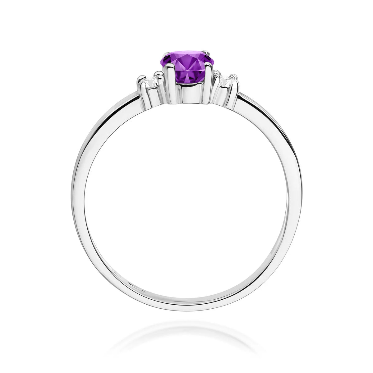 Prsteň s tromi kameňmi z bieleho 14k zlata s oválnym ametystom 0,40 ct a diamantmi 0,08 ct