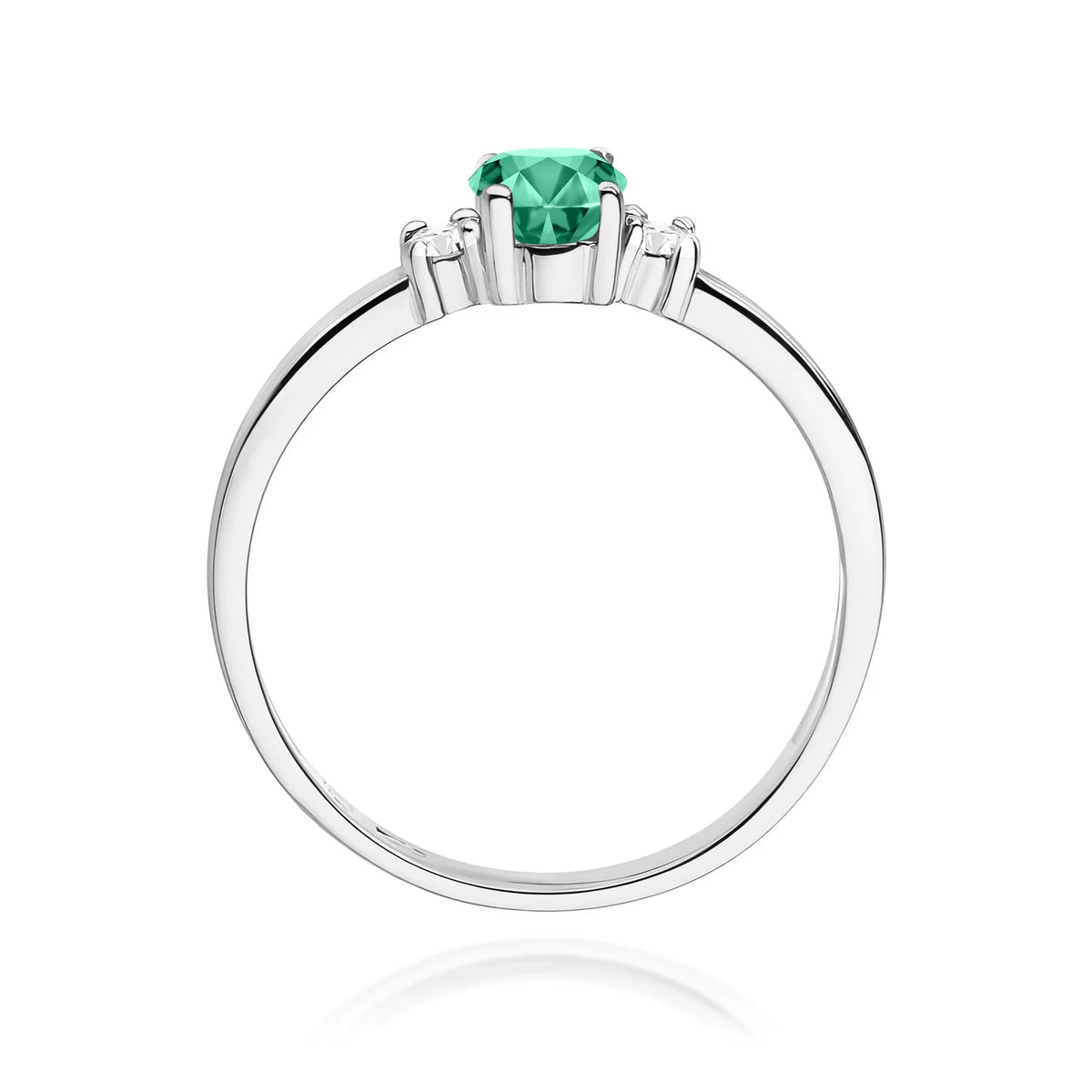 Prsteň s tromi kameňmi z bieleho 14k zlata s oválnym smaragdom 0,40 ct a diamantmi 0,08 ct