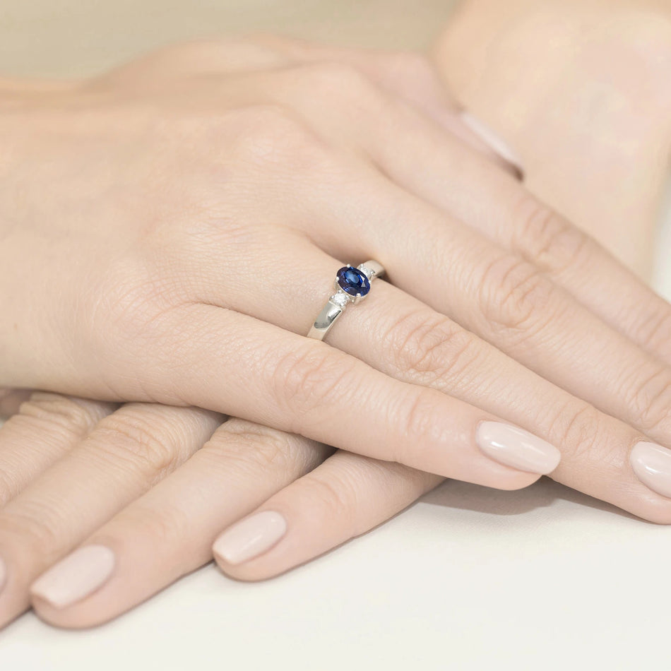 Prsteň z bieleho zlata so zafírom 0,70 ct a diamantmi 0,08 ct