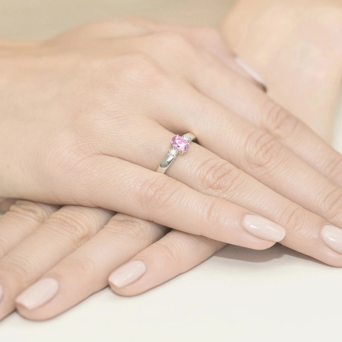 Prsteň s tromi kameňmi z bieleho 14k zlata s oválnym ružovým zafírom 0,45 ct a diamantmi 0,08 ct