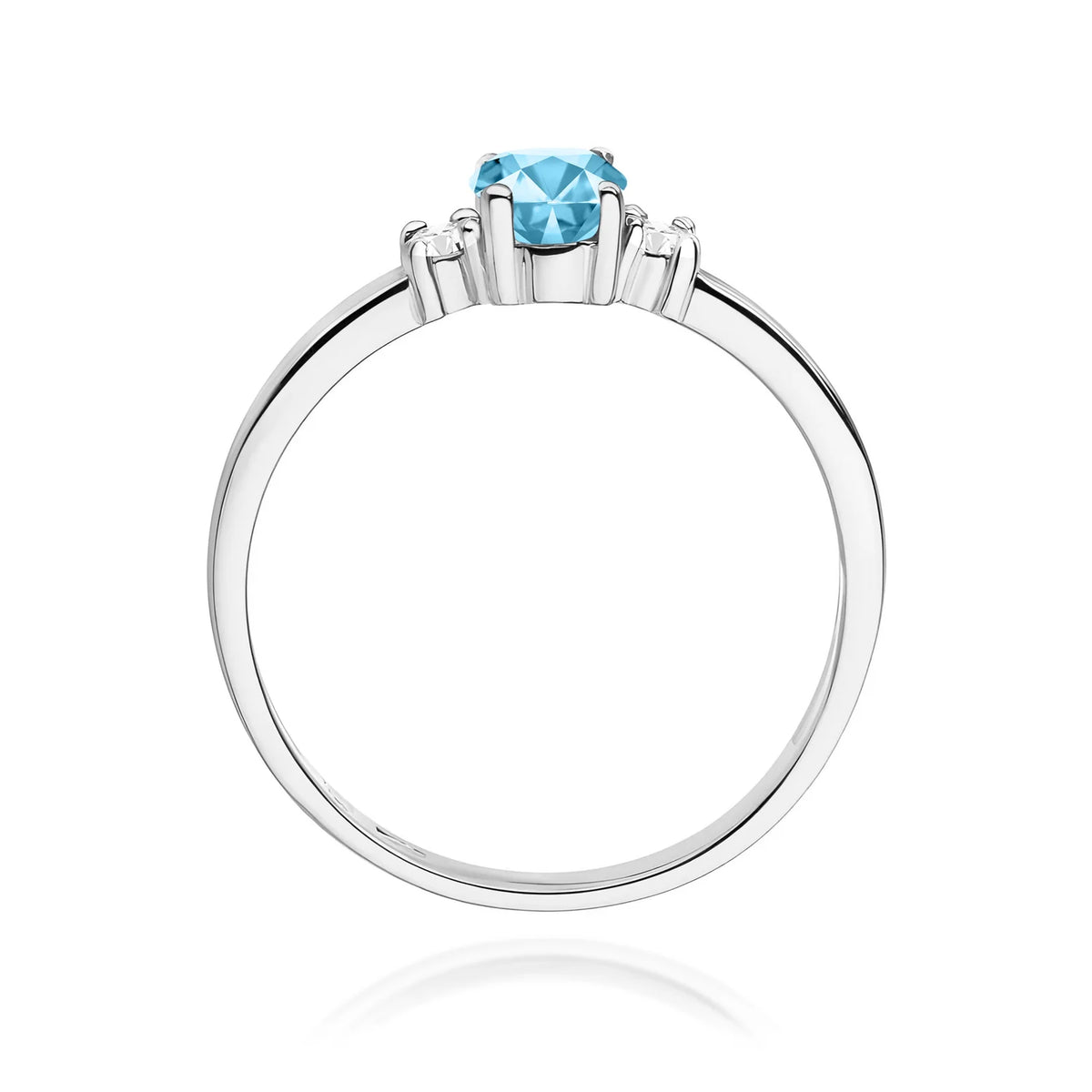 Prsteň s tromi kameňmi z bieleho 14k zlata s oválnym topásom Swiss Blue 0,50 ct a diamantmi 0,08 ct