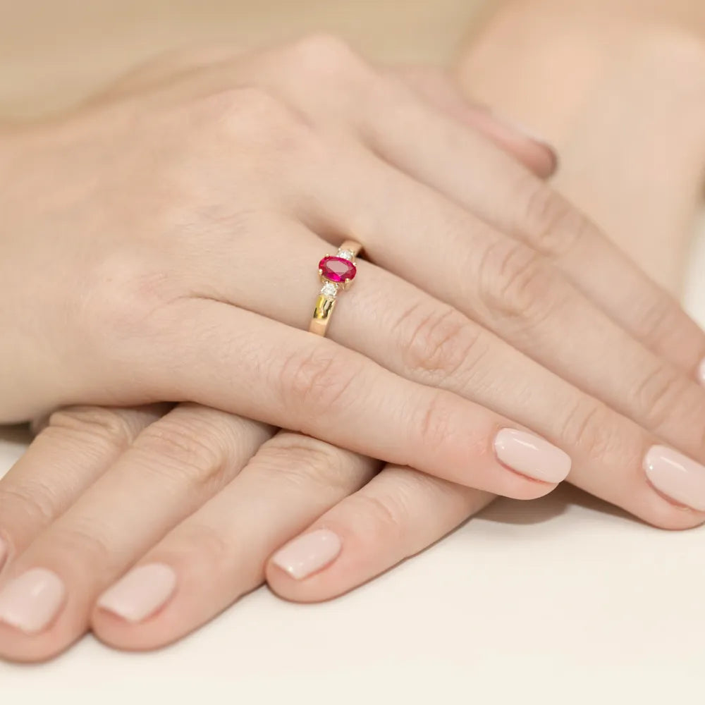 zlatý prsteň s 0,60 ct rubínom a 0,08 ct diamantmi w0264-rur-01