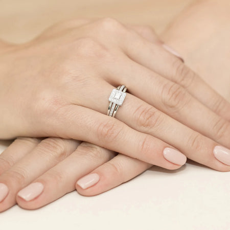 gold-ring-with-0-15ct-and-0-14ct-diamonds-w0271-diw-01