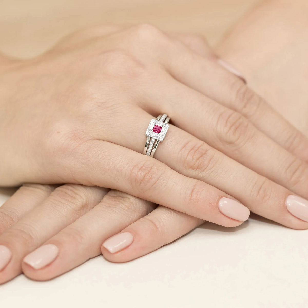 zlatý prsteň s 0,20 ct rubínom a 0,14 ct diamantmi w0271-rur-01