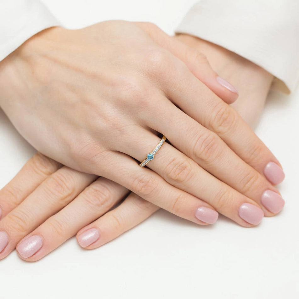 Zlatý prsteň s topásom 0,15 ct a diamantmi 0,05 ct