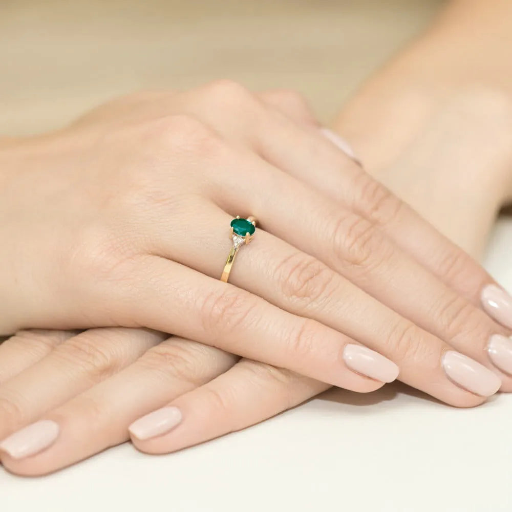 zlatý prsteň s 0,40 ct smaragdom a 0,052 ct diamantmi w0301-emg-01