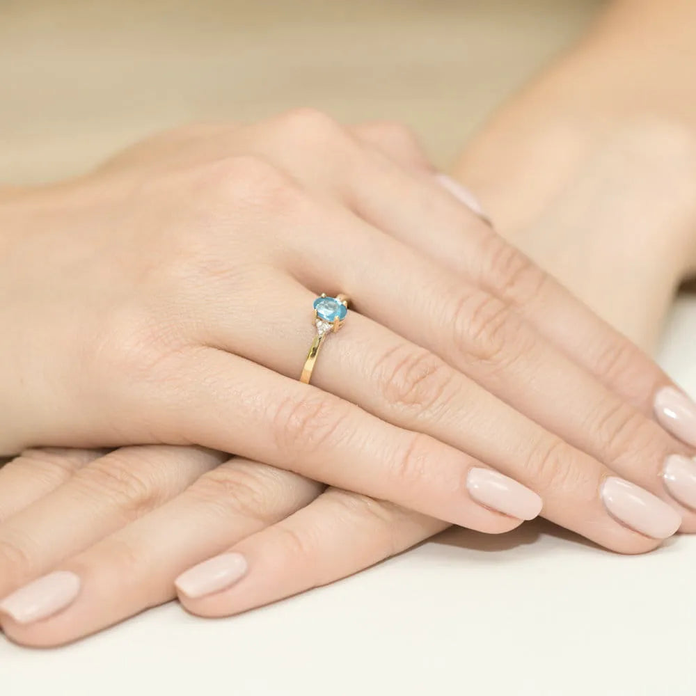 zlatý prsteň s topásom 0,50 ct a diamantmi 0,052 ct w0301-tob-01