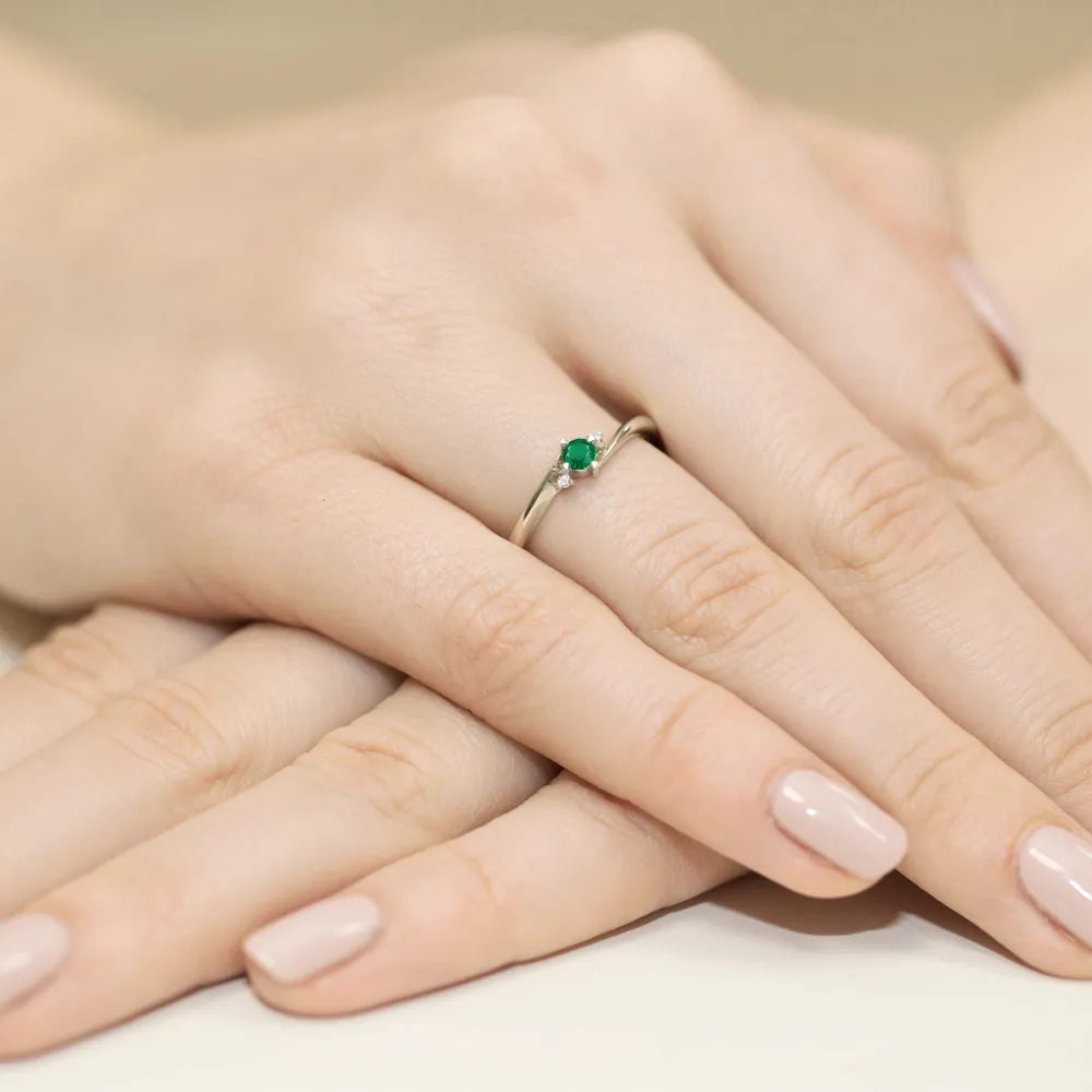 zlatý prsteň s 0,15 ct smaragdom a 0,017 ct diamantmi w0346-emg-01