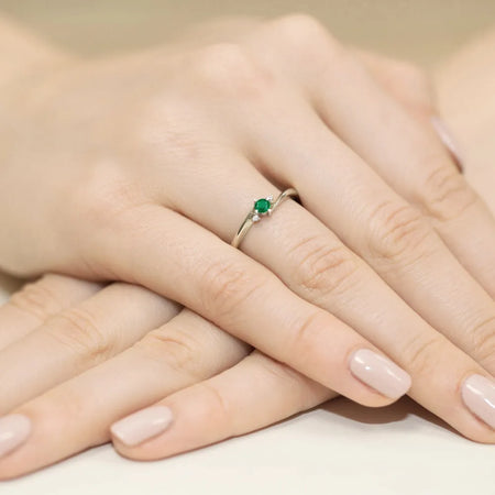 zlatý prsteň s 0,15 ct smaragdom a 0,017 ct diamantmi w0346-emg-01