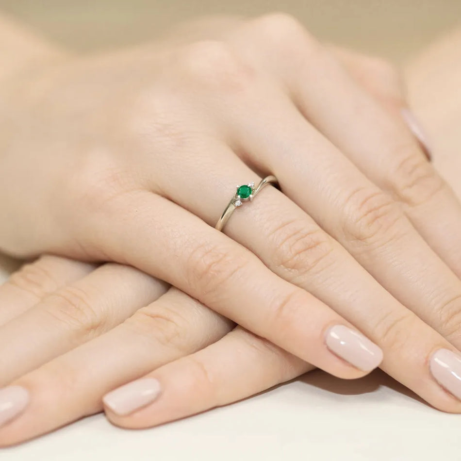 zlatý prsteň s 0,15 ct smaragdom a 0,017 ct diamantmi w0346-emg-01
