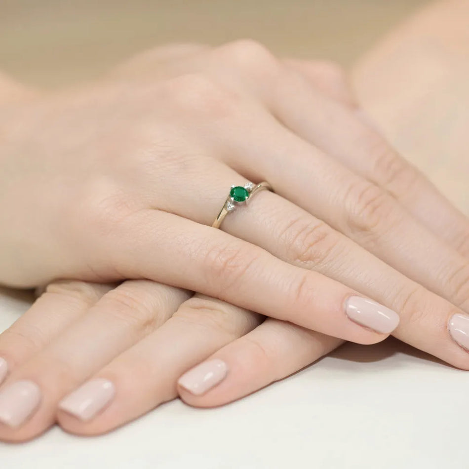zlatý prsteň s 0,30 ct smaragdom a 0,029 ct diamantmi w0346-emg-02