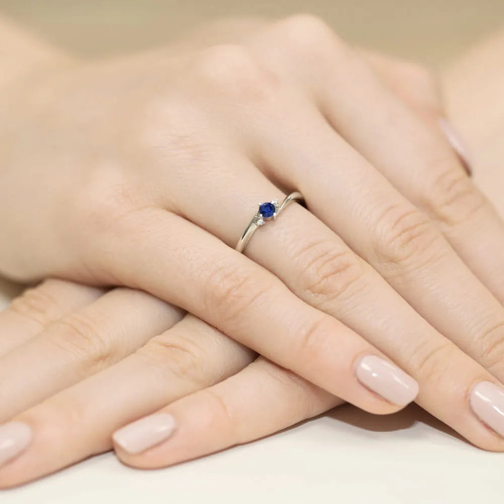 zlatý prsteň s 0,15 ct zafírom a 0,017 ct diamantmi w0346-sab-01
