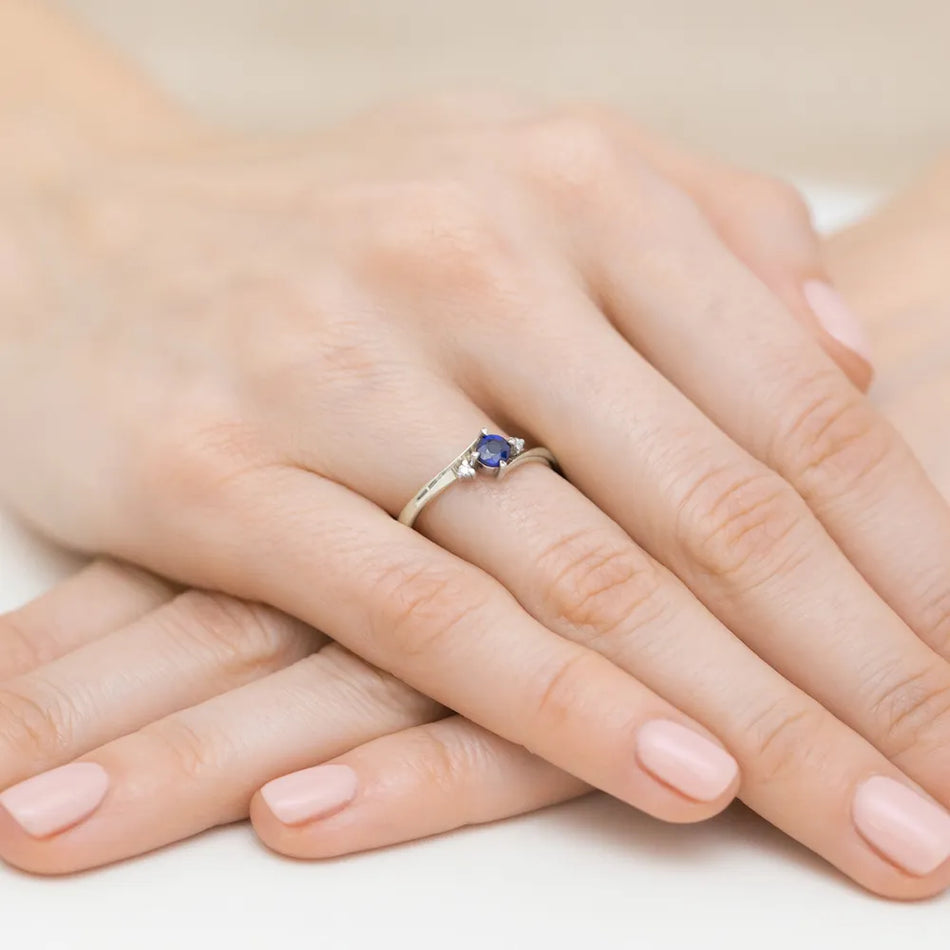 zlatý prsteň so zafírom 0,30 ct a diamantmi 0,029 ct w0346-sab-02
