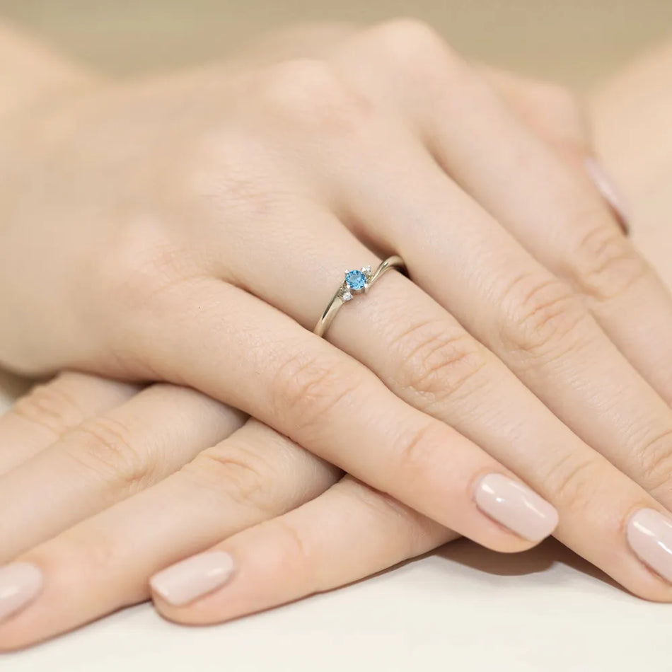 zlatý prsteň s 0,15 ct topásom a 0,017 ct diamantmi w0346-tob-01
