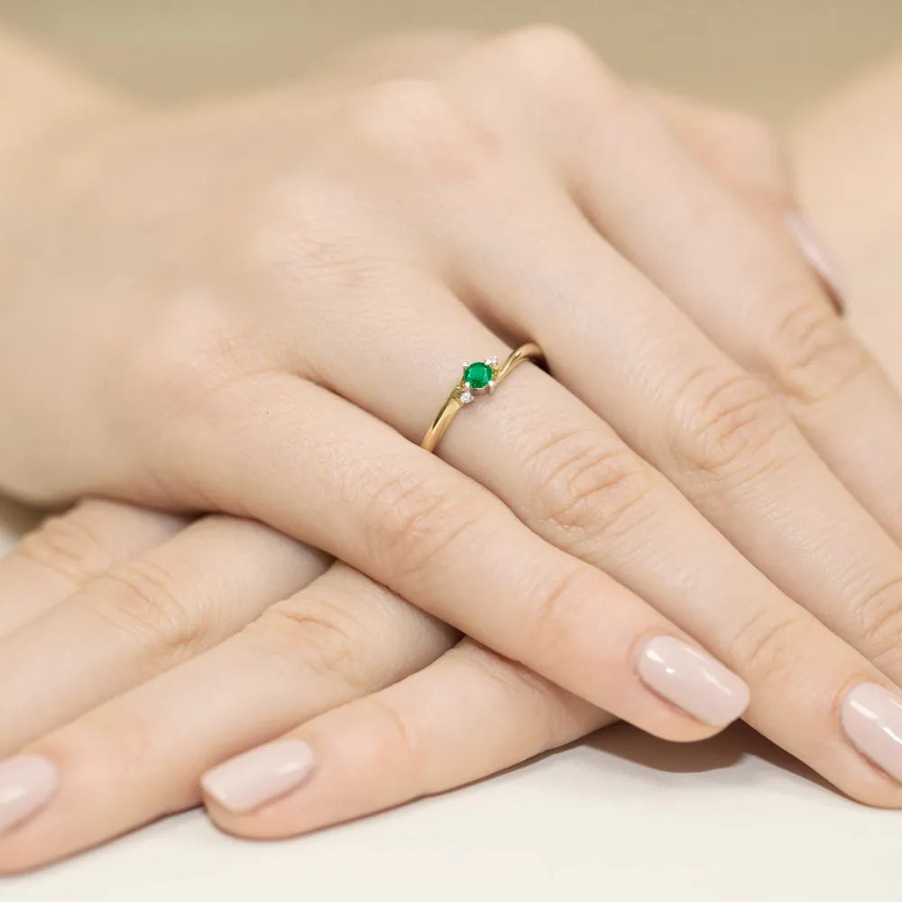 zlatý prsteň s 0,15 ct smaragdom a 0,017 ct diamantmi w0346-emg-01