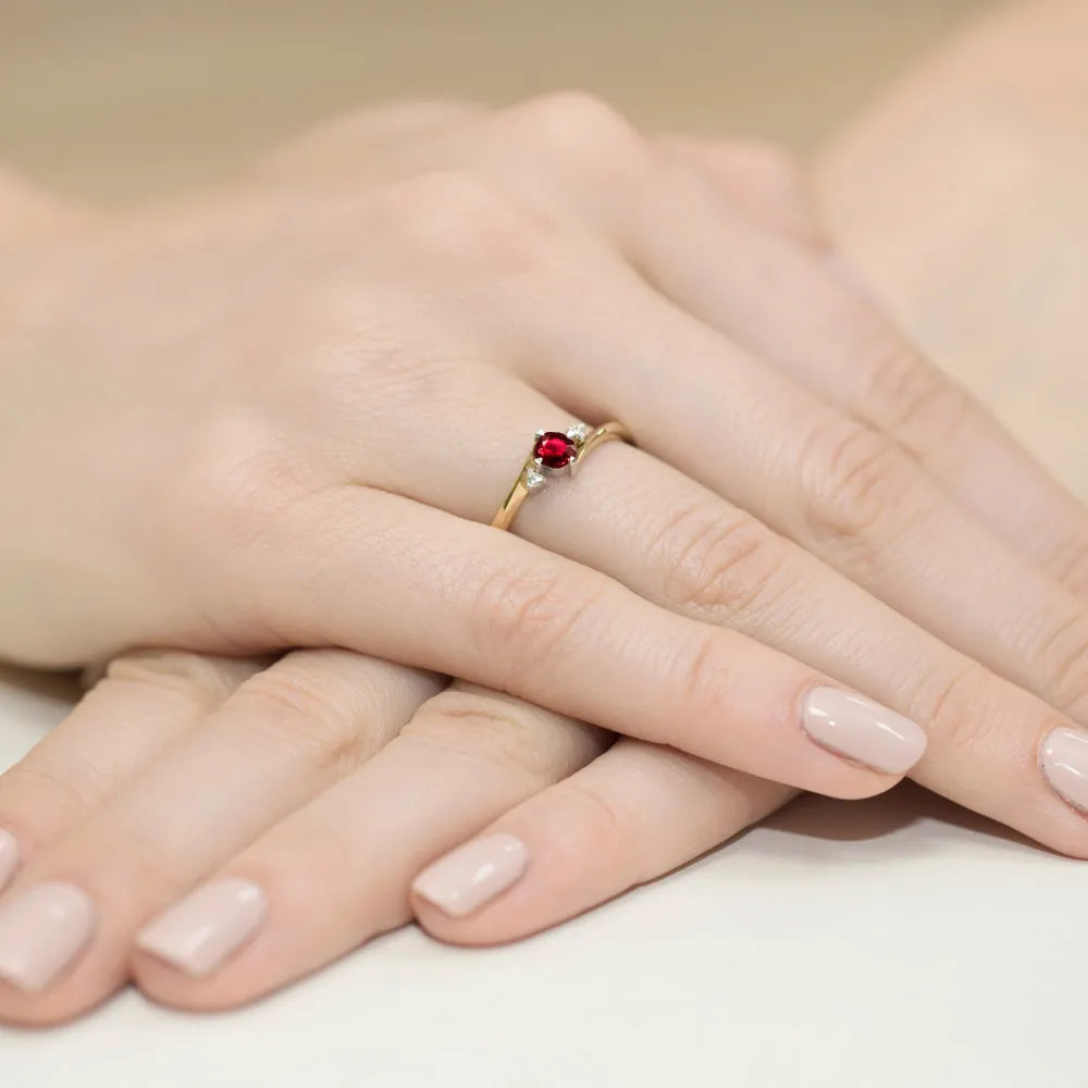 zlatý prsteň s 0,30 ct rubínom a 0,029 ct diamantmi w0346-rur-02