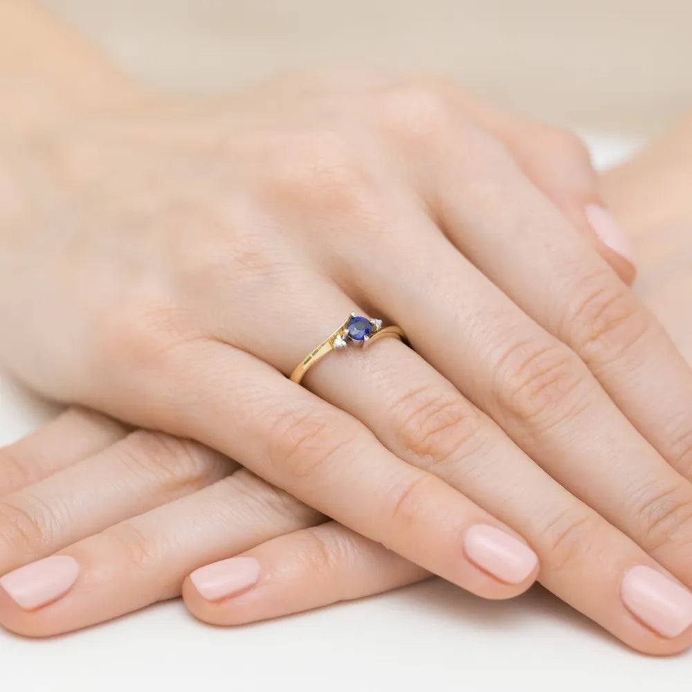 zlatý prsteň so zafírom 0,30 ct a diamantmi 0,029 ct w0346-sab-02