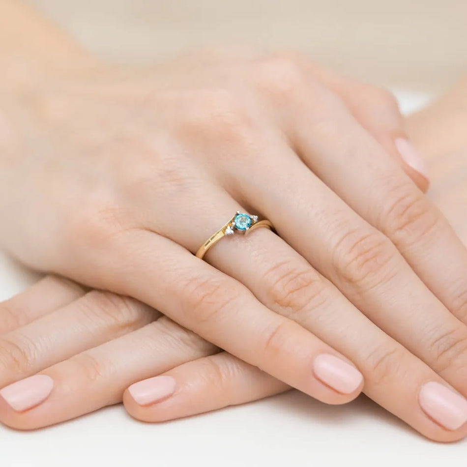 gold-ring-with-0-25ct-topaz-and-0-029ct-diamonds-w0346-top-02