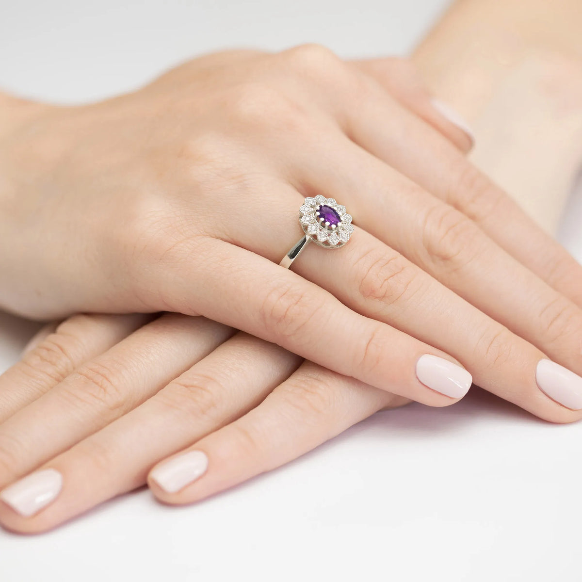 zlatý prsteň s 0,40 ct ametystom a 0,103 ct diamantmi w0354-amv-01