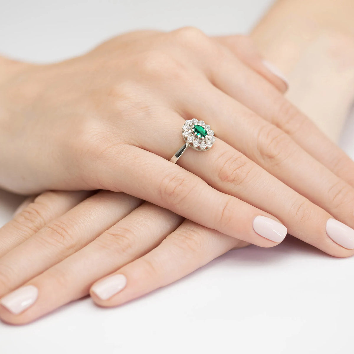 zlatý prsteň s 0,40 ct smaragdom a 0,103 ct diamantmi w0354-emg-01