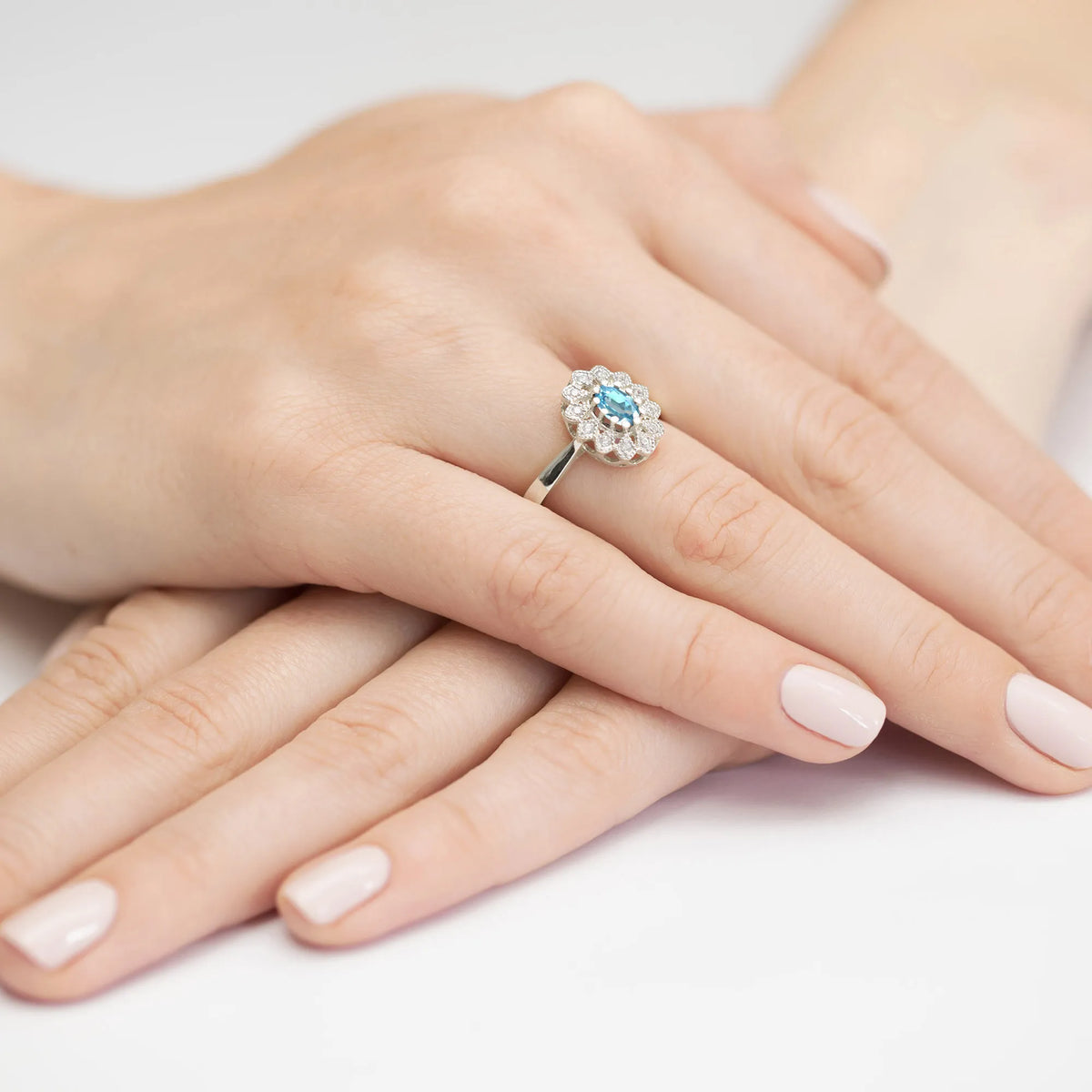 zlatý prsteň s topásom 0,50 ct a diamantmi 0,103 ct w0354-tob-01