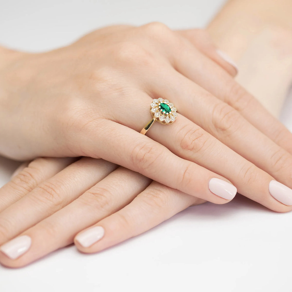 zlatý prsteň s 0,40 ct smaragdom a 0,103 ct diamantmi w0354-emg-01
